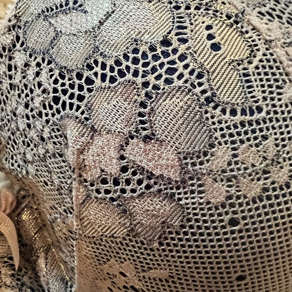 32DD Victoria Secret in excellent condition - Picture 3 of 3